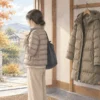 薄手と厚手のダウンを玄関で選ぶ様子