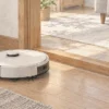 ロボット掃除機が通る段差の高さと通り道を確認する様子