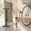 自転車のバルブと空気入れの口金を確認する様子