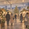 屋根のあるクリスマスマーケットのイメージ