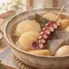 おでん鍋で大根や練り物と一緒に煮るたこ