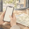 グループ旅行の誘いへの返事をスマートフォンで考える様子