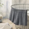 洗濯かごに掛かったウエストゴムが一部折れたボクサーパンツ