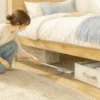 ベッド下をフロアワイパーで掃除する様子