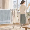 室内干しと窓の結露拭きで部屋の湿度を調整する様子