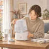 秋の終わりに加湿器を点検して使い始める準備をする様子