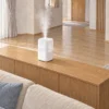 加湿器を窓や家電、通路から離れた安定した場所に置いたリビング
