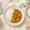 レトルトカレーと量の異なるご飯を並べたイメージイラスト
