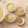 うどんとお好み焼きの間に天かすの代用品候補を並べたイラスト